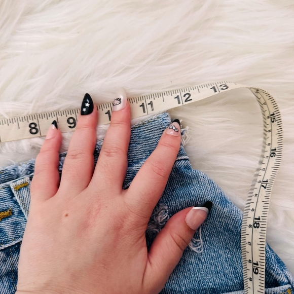 90s Vintage LEE Distressed Highwaist Denim Shorts. - Picture 6 of 6